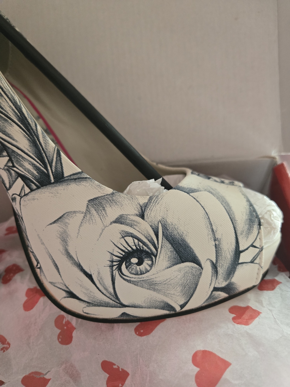 Feminine White/black Sexy Platforms - Picture 4 of 11